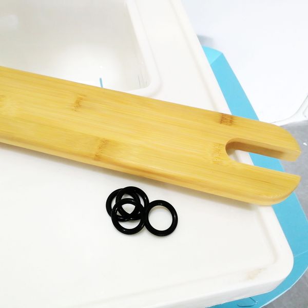 Ergonomic bamboo footrest for baby high chairs with rubber rings